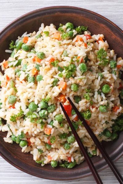 Aziatische gebakken rijst met eieren en groenten bovenaanzicht verticale — Stockfoto