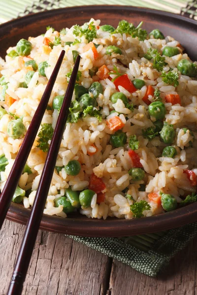 Aziatische gebakken rijst met eieren en groenten close-up, verticale — Stockfoto