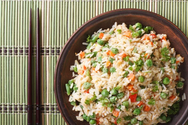 Arroz frito japonês com ovo, legumes close-up vista superior — Fotografia de Stock