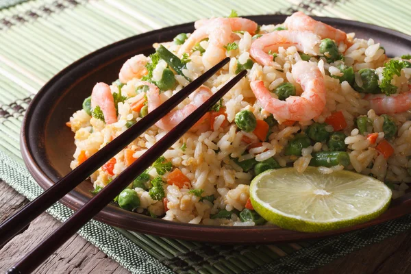 Fried rice with egg, shrimp and vegetables close-up horizontal — Stock Photo, Image