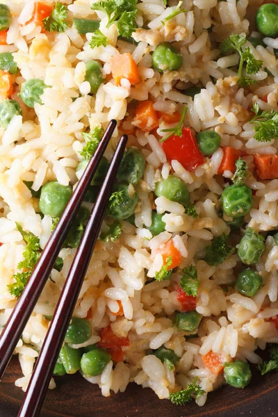 Gebakken rijst met ei, erwten, wortelen macro verticale bovenaanzicht — Stockfoto