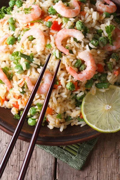 Gebakken rijst met garnalen en groenten en eetstokjes. Verticaal — Stockfoto