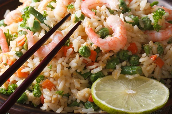 Chahan japonês: arroz frito com macro camarão. Horizontal — Fotografia de Stock