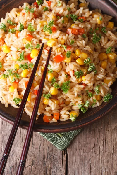 Arroz frito com ovos, milho e especiarias e pauzinhos — Fotografia de Stock