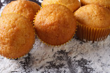 Taze pişmiş kek turuncu makro ve dökülmesini un, üstten görünüm