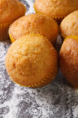Turuncu muffins makro unlu masada. Dikey Üstten Görünüm
