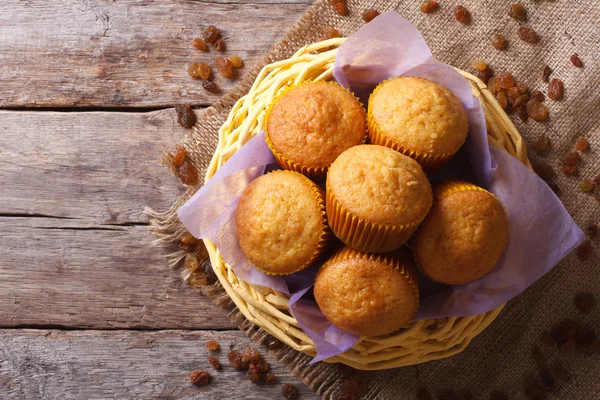 Πορτοκαλί muffins σε μια κορυφή καλάθι Δες οριζόντια — Φωτογραφία Αρχείου