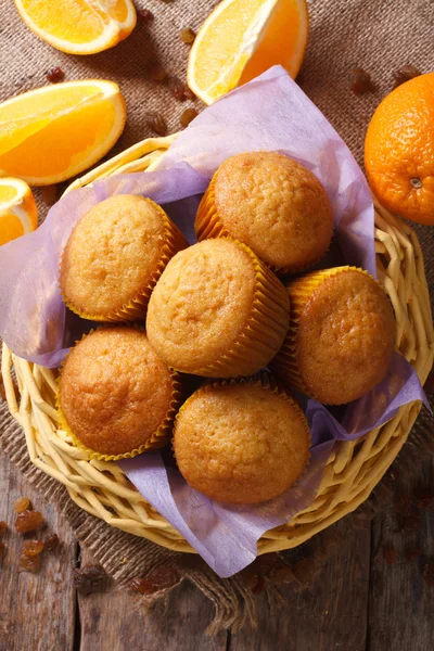 Muffins frescos en una cesta y naranjas Vista vertical desde arriba — Foto de Stock