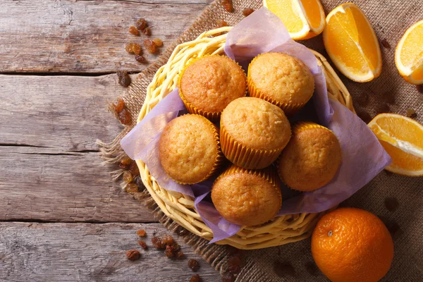 Zitrusmuffins und frische Orangen aus nächster Nähe. horizontale Ansicht von oben — Stockfoto