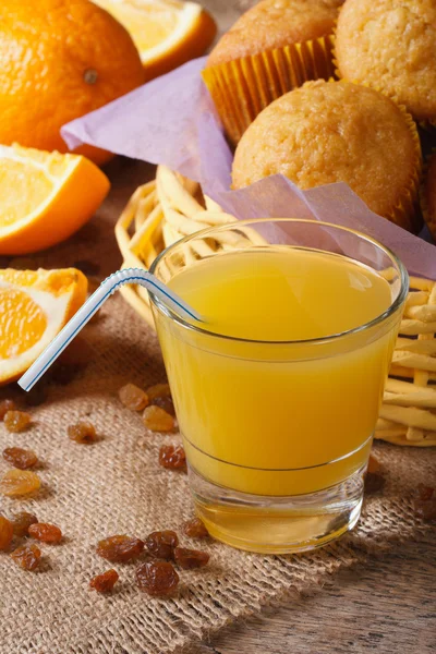 Orange juice with muffins close-up on the table. Vertical — Stock Photo, Image
