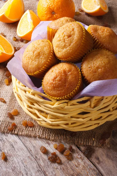 Delicious muffins with oranges and raisins close-up. Vertical — Stock Photo, Image