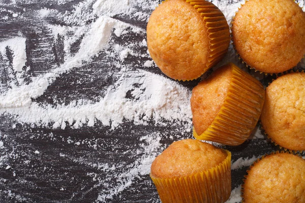 Taze pişmiş un, üstten görünüm bir masada muffins yakın çekim — Stok fotoğraf