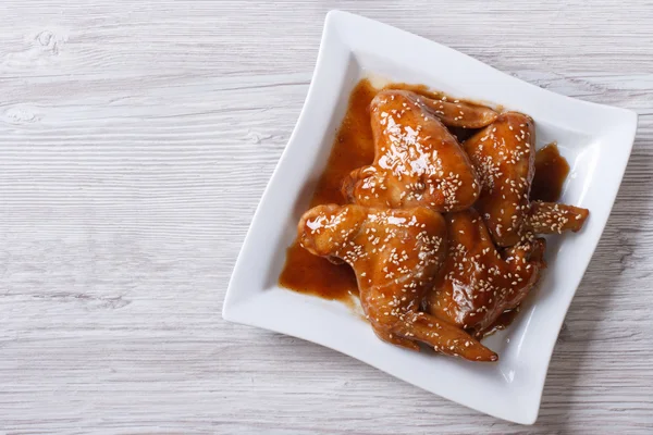 Alas de pollo asiáticas acristaladas con vista superior de sésamo horizontal — Foto de Stock