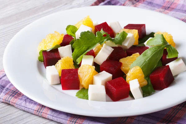 Fresh beet salad with oranges, cheese and arugula on a table — Stock Photo, Image