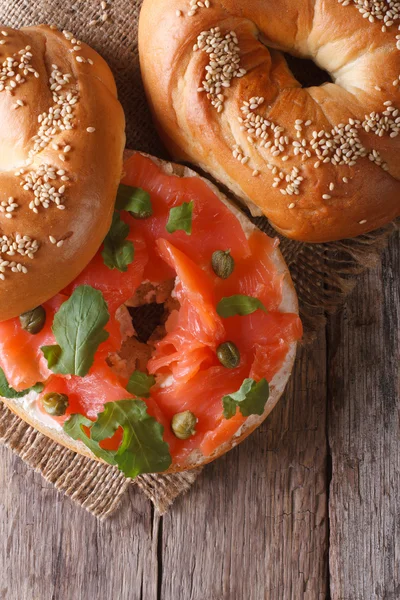 Bagels med röd fisk och ost på bordet. vertikala ovanifrån — Stockfoto