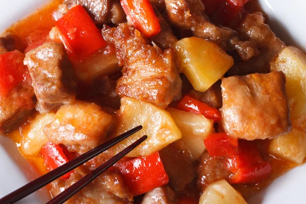 Schweinefleisch mit Gemüse in Sauce Makro. horizontale Ansicht von oben — Stockfoto