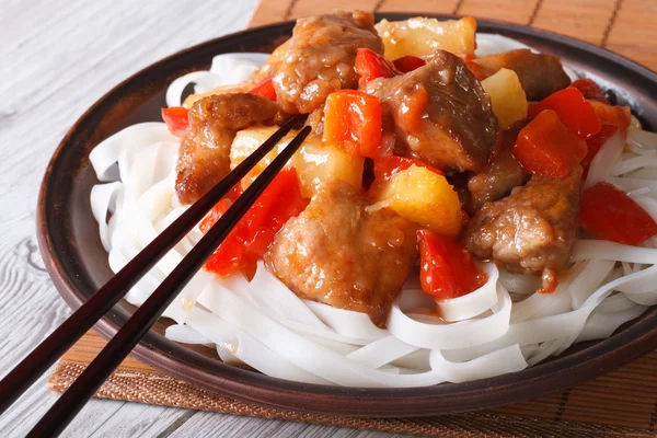 Varkensvlees met groenten en rijstnoedels close-up horizontaal — Stockfoto