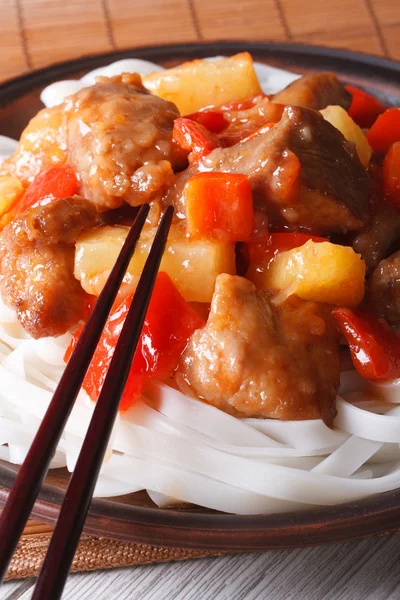 Pork with vegetables and rice noodles close up vertical — Stock Photo, Image