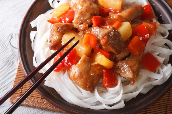 Pork with vegetables and rice noodles  horizontal top view — Stock Photo, Image