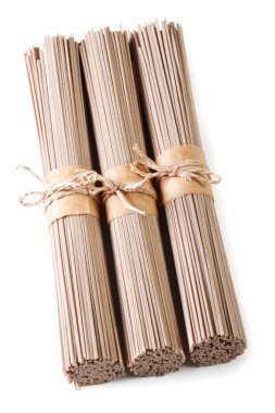 Beyaz dikey üstten görünüm izole buğday soba noodle