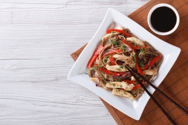 Yakisoba tavuk ve sebze üst görünümden yatay ile
