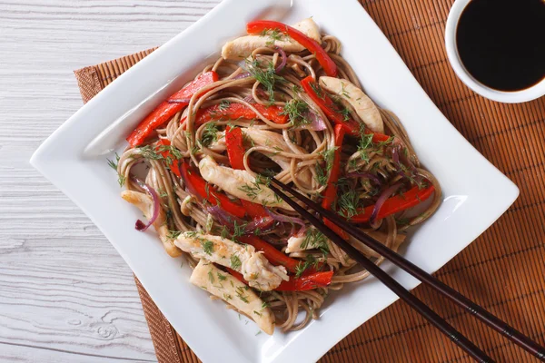 Fideos soba con pollo y verduras vista superior horizontal — Foto de Stock