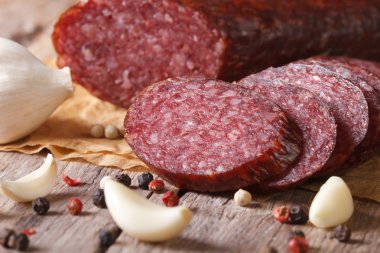 baharat ve eski masada sarımsak Sosis füme. Yatay