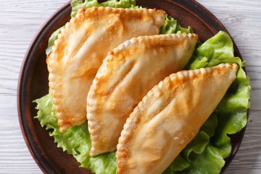 Empanadas plaka yakın çekim üzerinde. üstten yatay görünüm