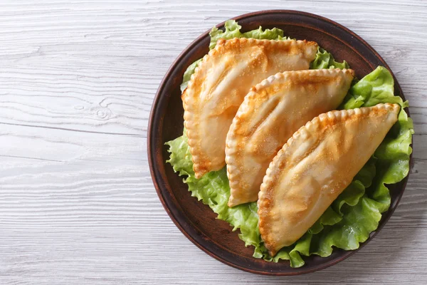 Empanadas rellenas en un plato. vista horizontal desde arriba —  Fotos de Stock