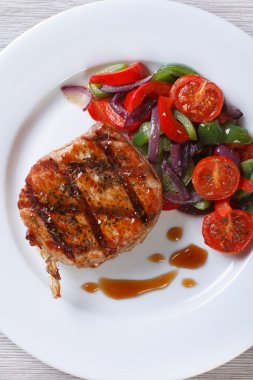 sebze ve sos üstten görünüm dikey domuz eti biftek