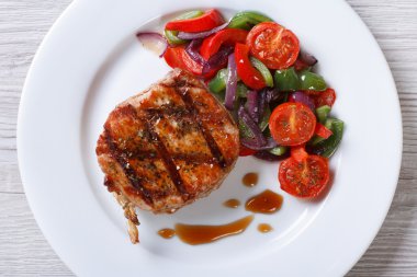 sebze ve sos üstten görünüm yatay domuz eti biftek