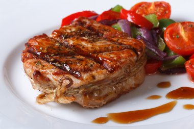Lezzetli domuz biftek sebze ve sos yakın çekim