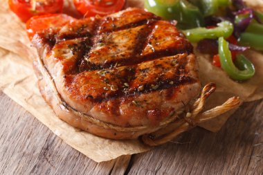 Izgara domuz üzerinde eski bir tabloyu kapatın. Yatay, rustik tarzı