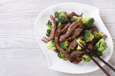 Brokoli ve yemek çubukları ile Asya sığır eti. Yatay Üstten Görünüm