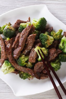 Brokoli ve yemek çubukları ile Asya sığır eti. Dikey Üstten Görünüm