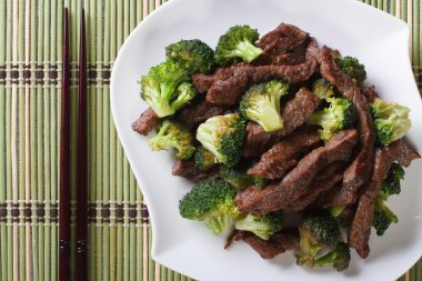 bir tabak portre yatay üst görünümde brokoli ile sığır eti