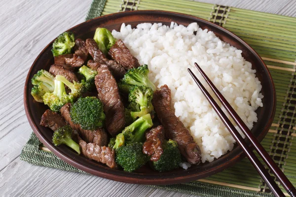 Asijské hovězí s brokolicí a rýží close-up. Horizontální — Stock fotografie