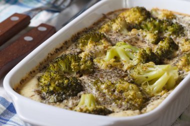 Yumurta ve baharatları makro rustik ile brokoli güveç. Yatay