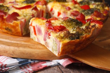 Quiche brokoli, biber, pastırma makro ile parçası. 