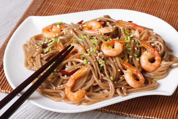 Soba nudlar med räkor och sesam frön horisontella — Stockfoto