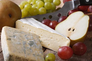 Kalıp peynir, üzüm ve armut yakın çekim. Yatay