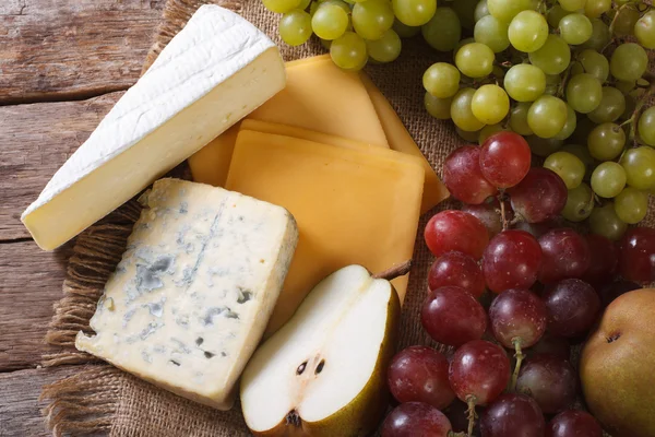 Molded cheese and fruit horizontal view from above — Stock Photo, Image