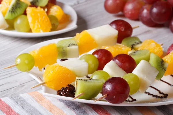 Fruta fresca en brochetas de cerca. Horizontal — Foto de Stock