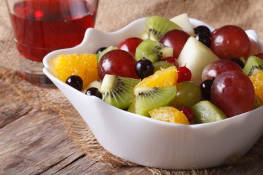 Meyve salatası ve üzüm suyu kapat. Yatay