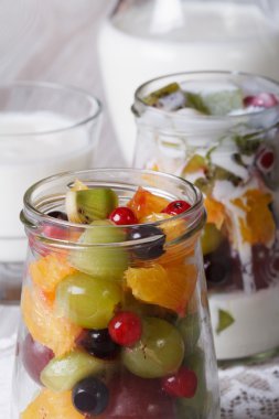 Sağlıklı gıda: kavanoz ve yoğurt bir cam makrosunda taze meyve