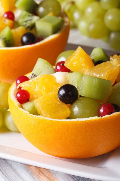 Orangen gefüllt mit grünen Trauben, Beeren, Kiwi und Birnen — Stockfoto