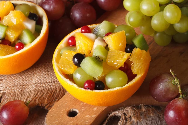 Jeruk diisi dengan buah segar close-up pandangan horisontal atas — Stok Foto