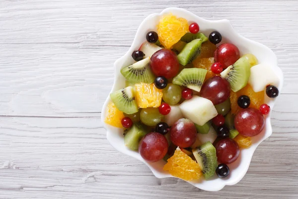 Obstsalat aus Orangen, Trauben. Birnen, Kiwi horizontal von oben — Stockfoto