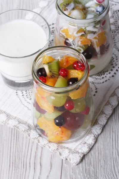 Fruta fresca com iogurte em um frasco de vidro vista superior vertical — Fotografia de Stock