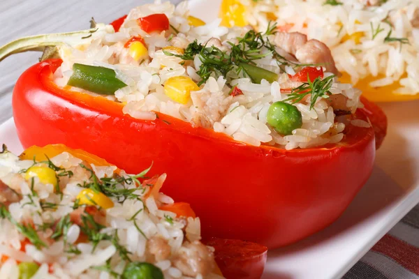 Pimentas recheadas com arroz, legumes e carne macro horizontal — Fotografia de Stock